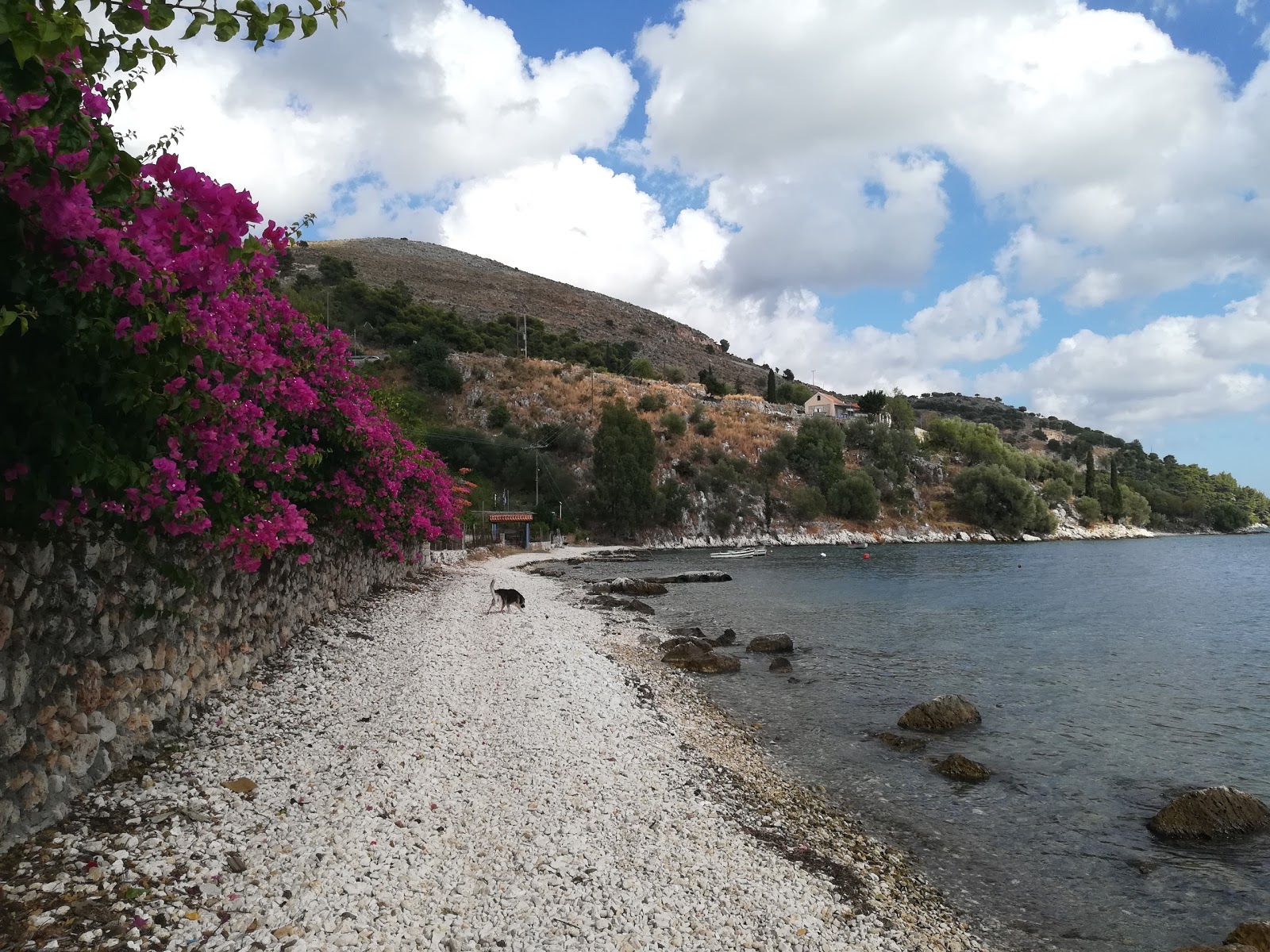 Foto van Agios Konstantinos met lichte kiezelsteen oppervlakte