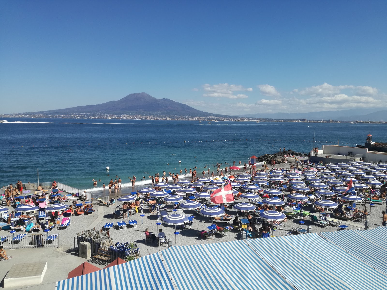 Zdjęcie Pozzano beach z powierzchnią szary drobny kamyk