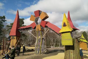 Vallarnas playground and mini zoo image