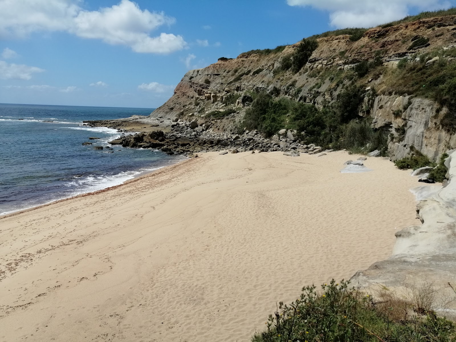 Foto von Praia de Vale Pombas wilde gegend