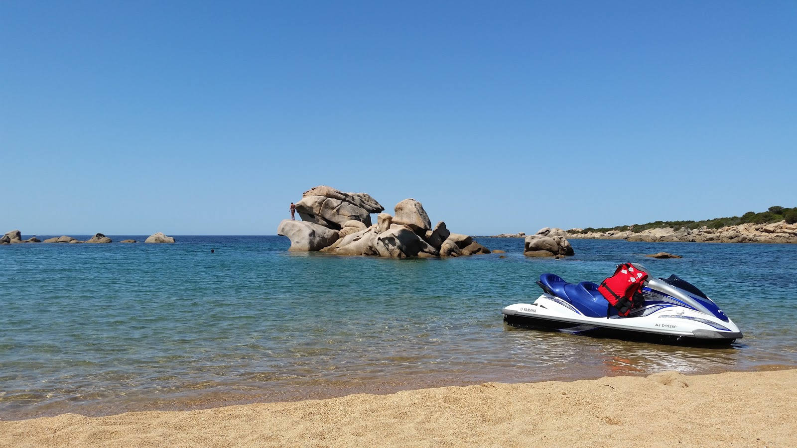 Fotografie cu Cala Di Tivella înconjurat de munți