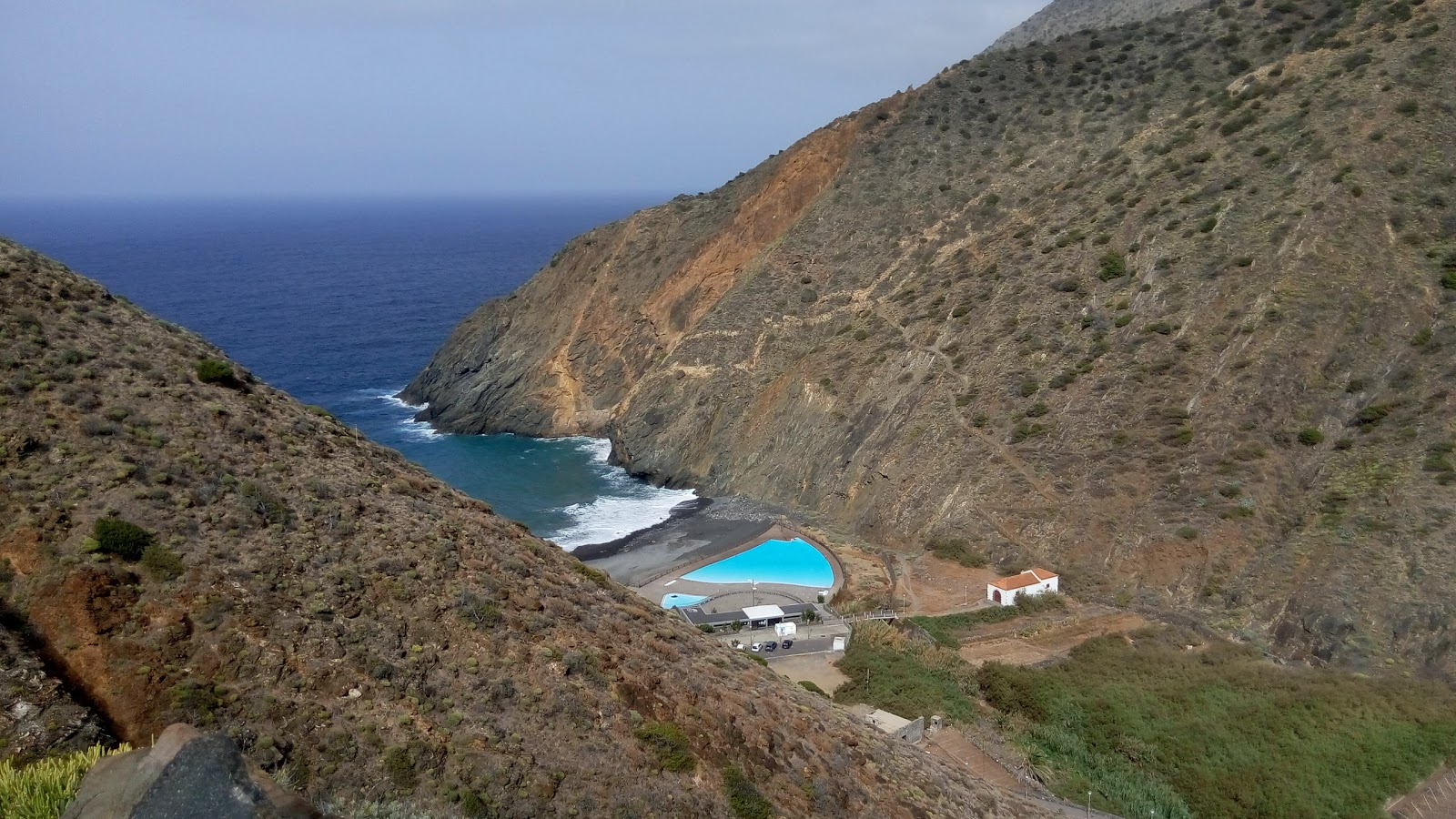 Fotografie cu Playa de Vallehermoso cu o suprafață de apă pură albastră