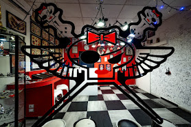 Inside Tattoo Shop di Donna Mayla