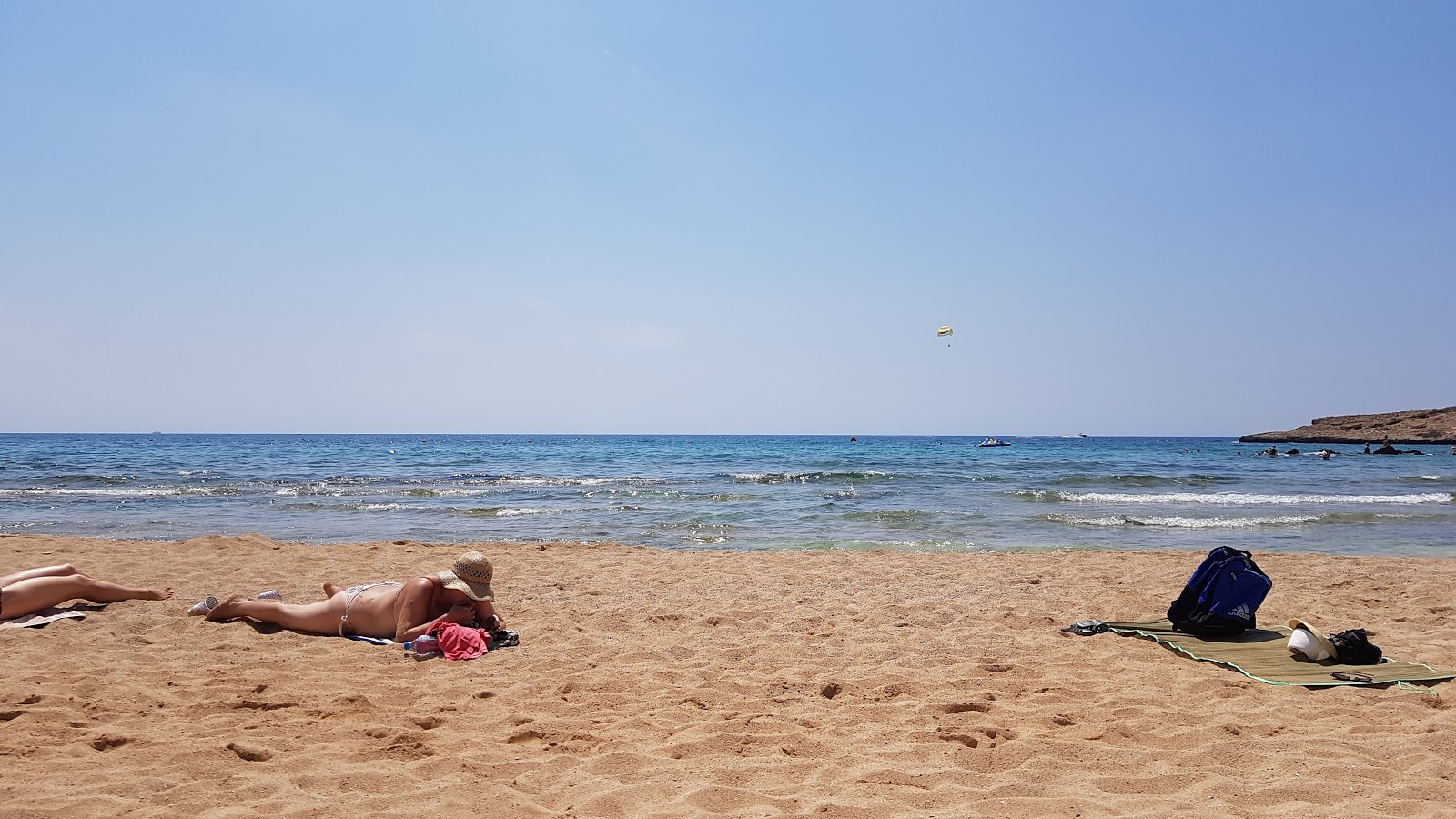 Foto de Pernera beach y el asentamiento