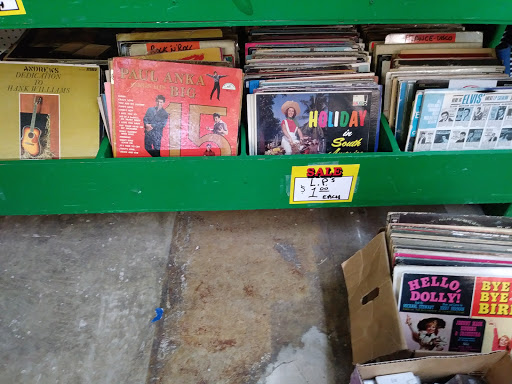 Home Goods Store «Paws & Claws Thrift Store», reviews and photos, 132 E Broad St, Groveland, FL 34736, USA