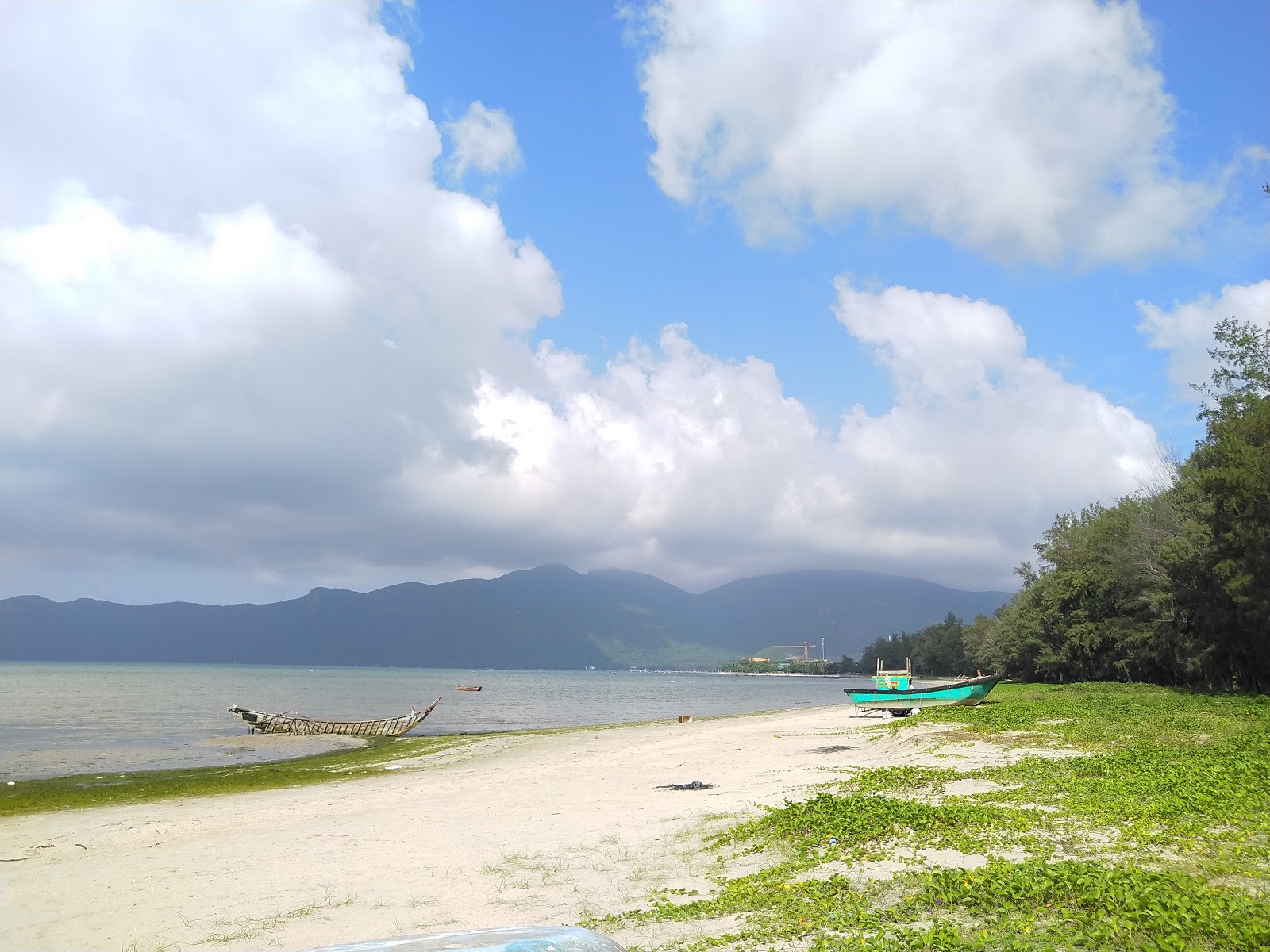 Foto van Lo Voi Beach met turquoise puur water oppervlakte