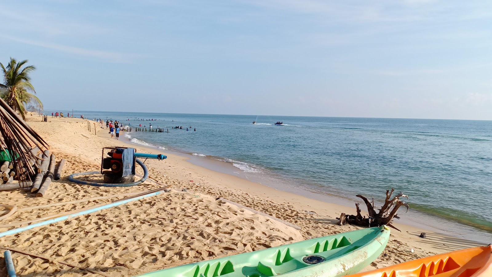 Teluk Samilae Beach的照片 带有细腻的米色沙子表面