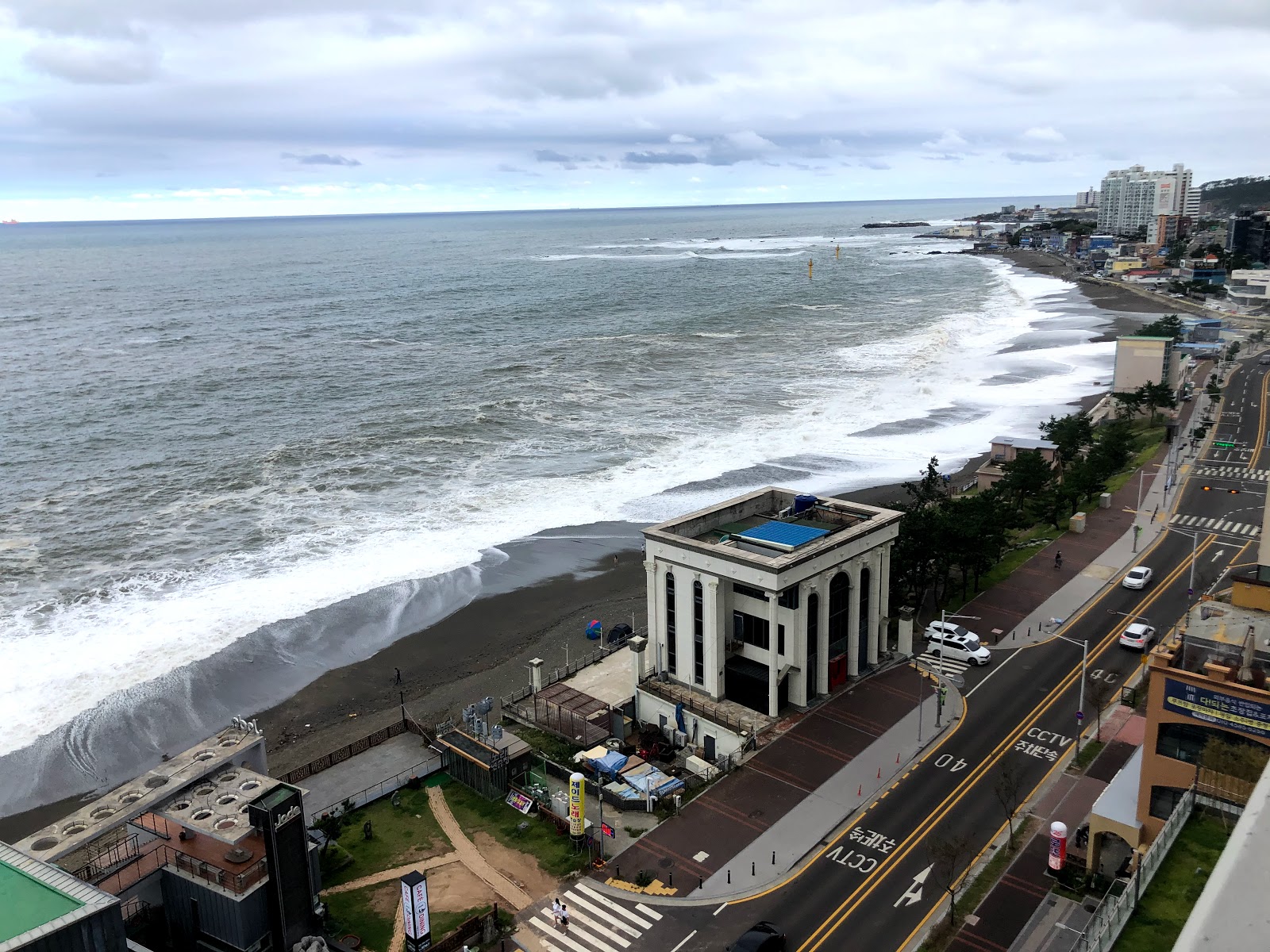 Foto av Jeongja Beach med turkos rent vatten yta