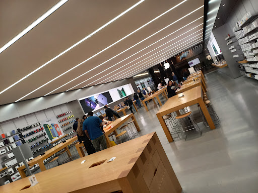 Computer Store «Apple Trumbull», reviews and photos, 5065 Main St, Trumbull, CT 06611, USA