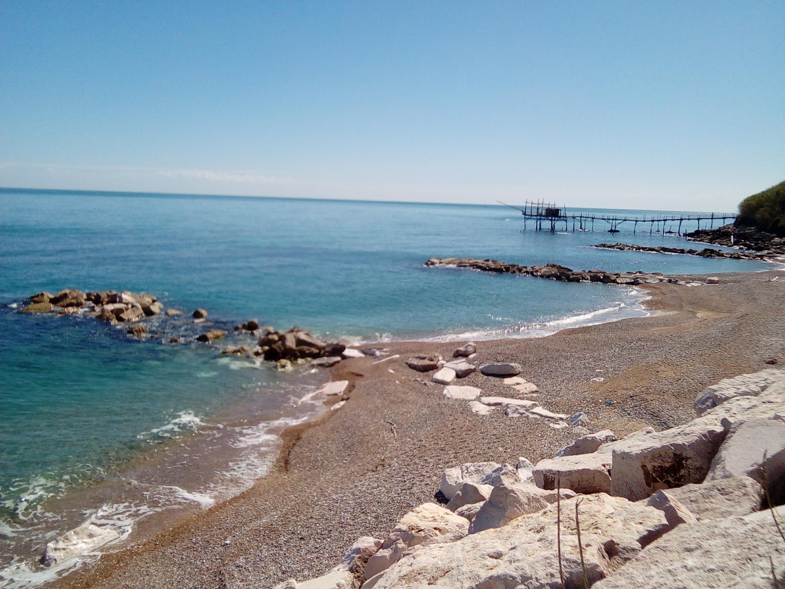Foto von Spiaggia del Promontorio Dannunziano mit grauer kies Oberfläche