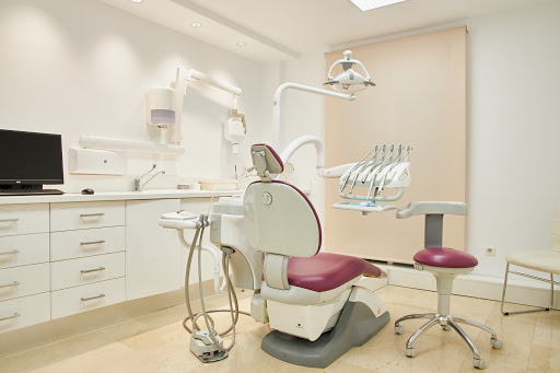 Clinica Dental Hispanidad - Pl. de la Hispanidad, 7, 29640 Fuengirola, Málaga