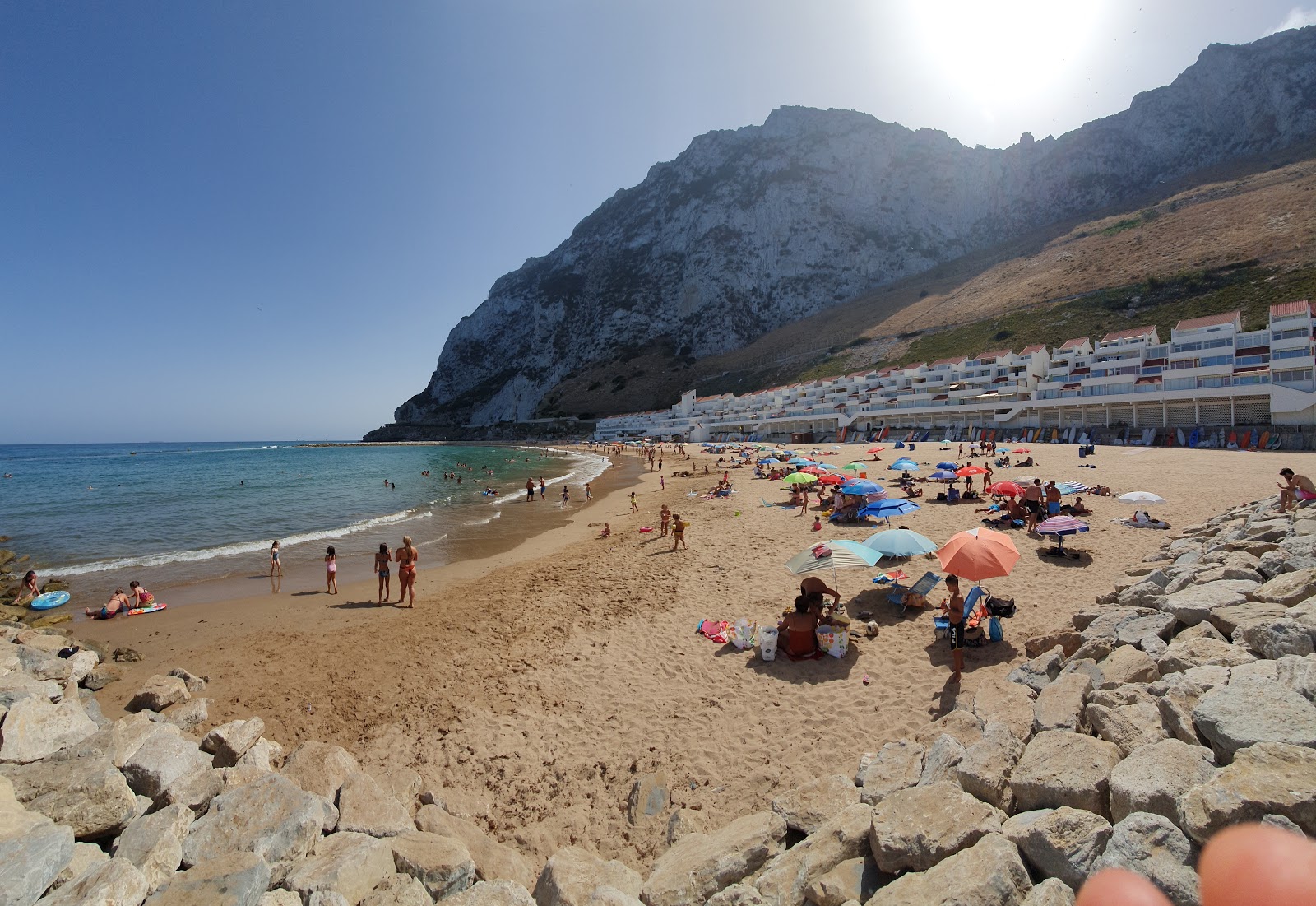 Foto di Spiaggia di Sandy Bay con una superficie del acqua cristallina