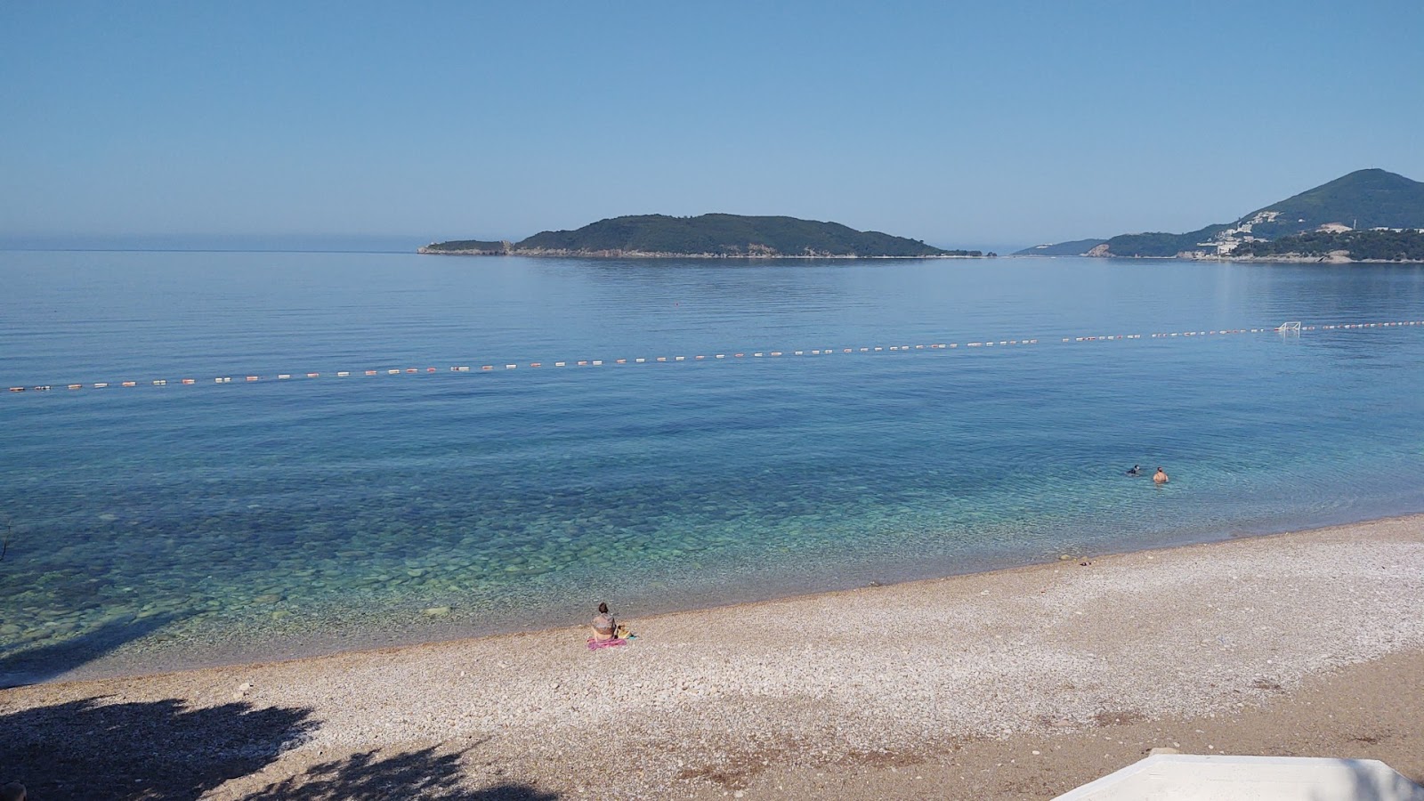 Foto von Kamenovo beach umgeben von Bergen