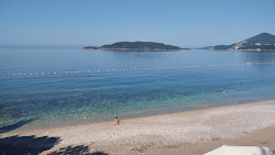 Foto von Kamenovo beach umgeben von Bergen