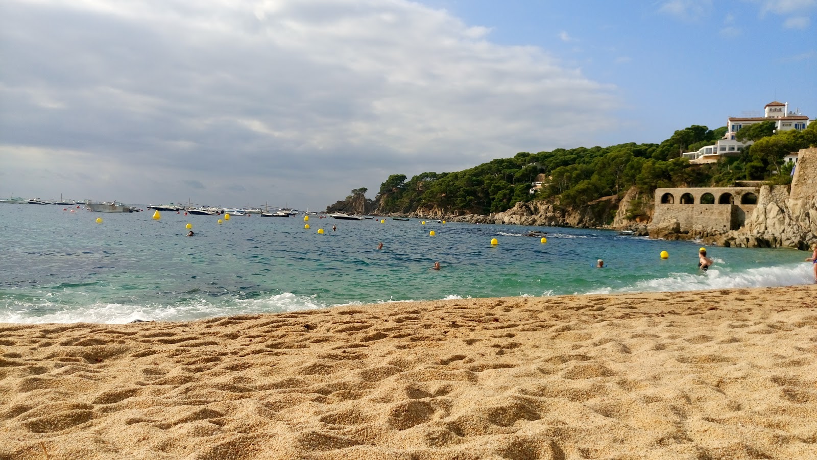 Foto van Platja Port Pelegri met kleine baai