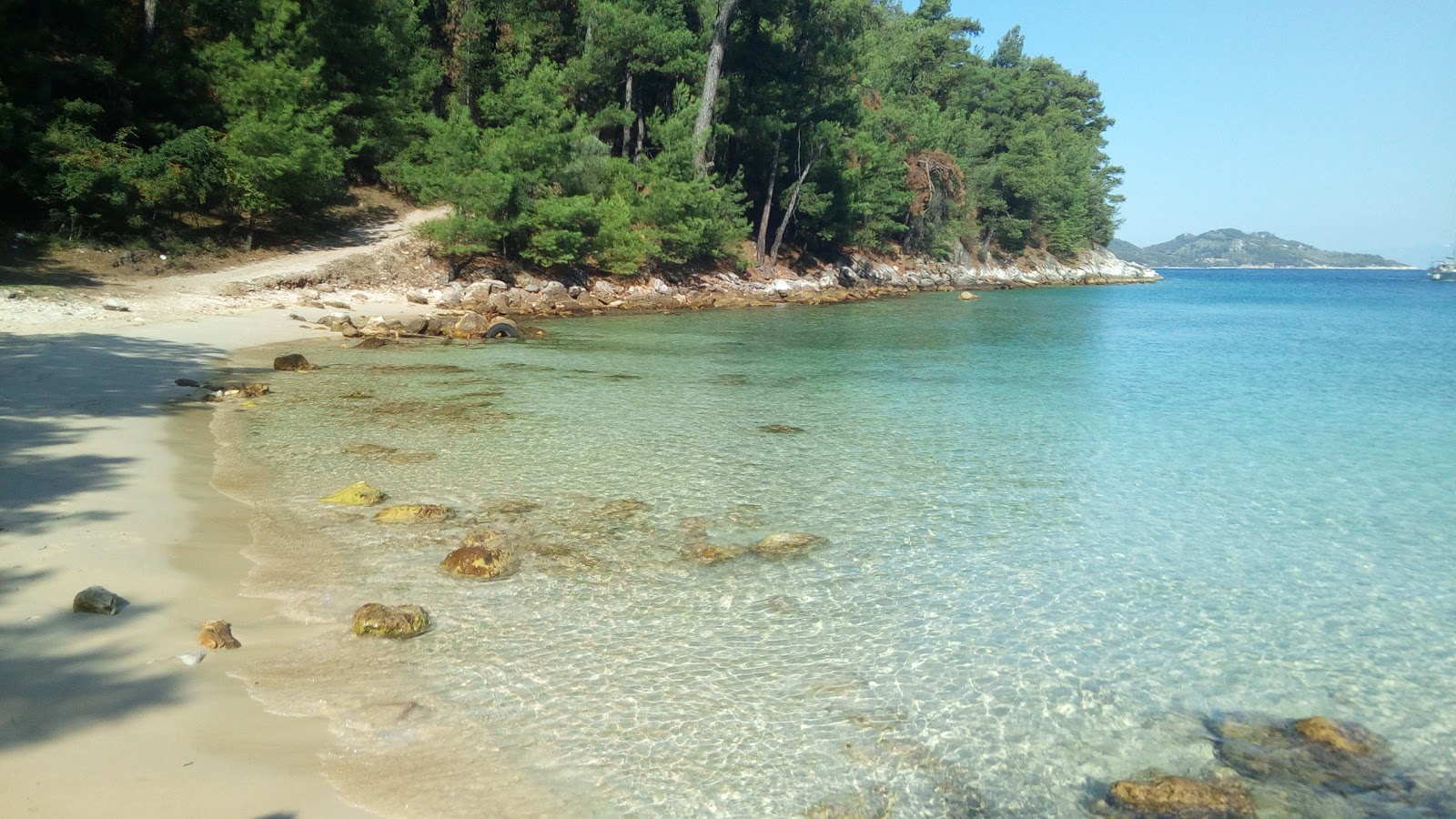 Fotografie cu Vathi beach cu nivelul de curățenie înalt