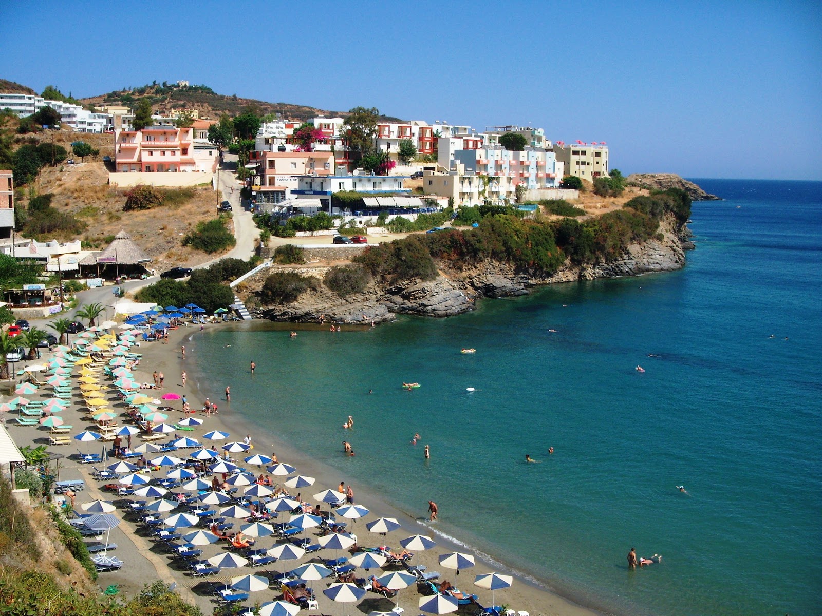 Foto de Livadi Beach con arena oscura superficie