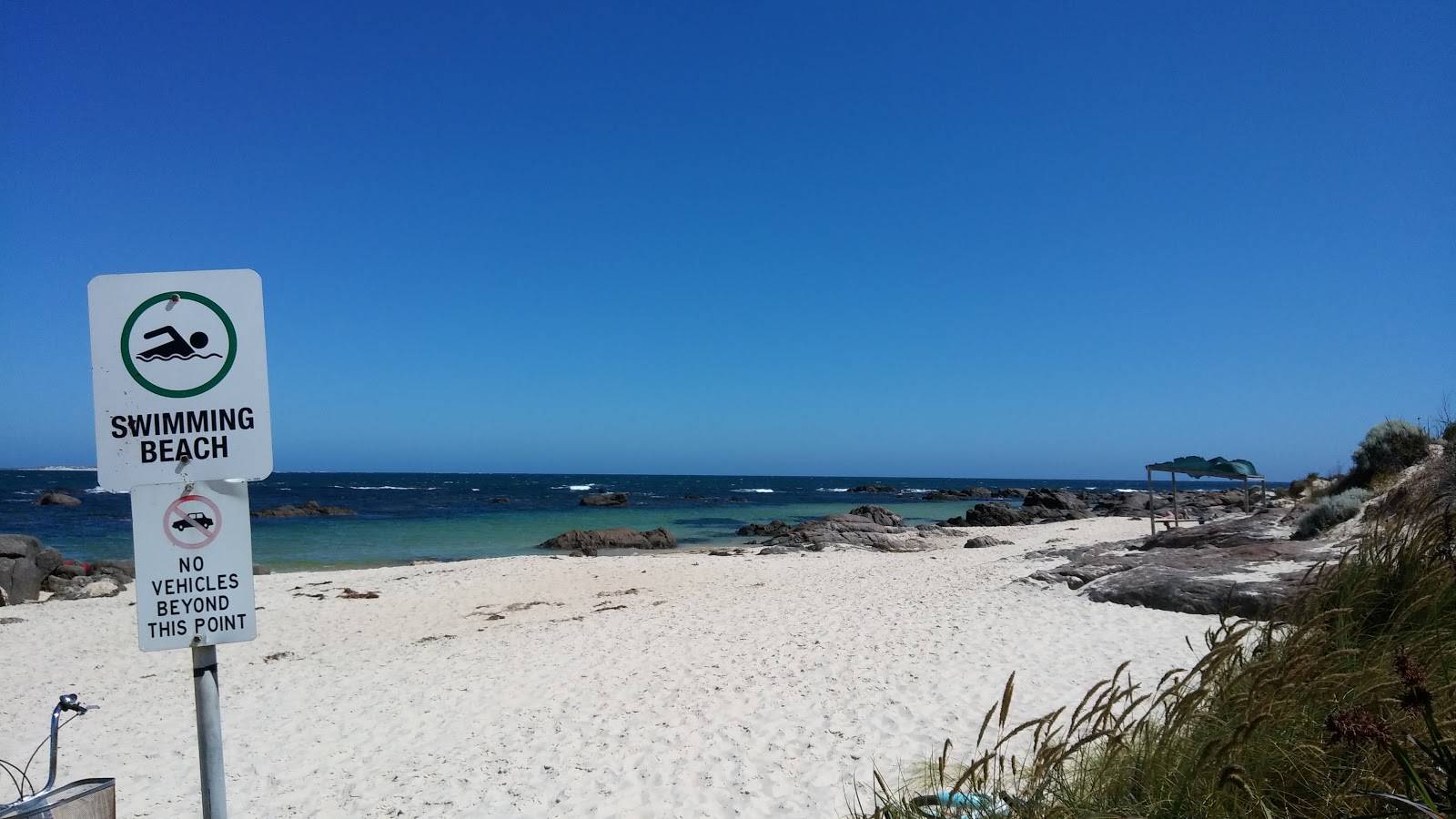 Foto di Windy Beach con una superficie del sabbia beige