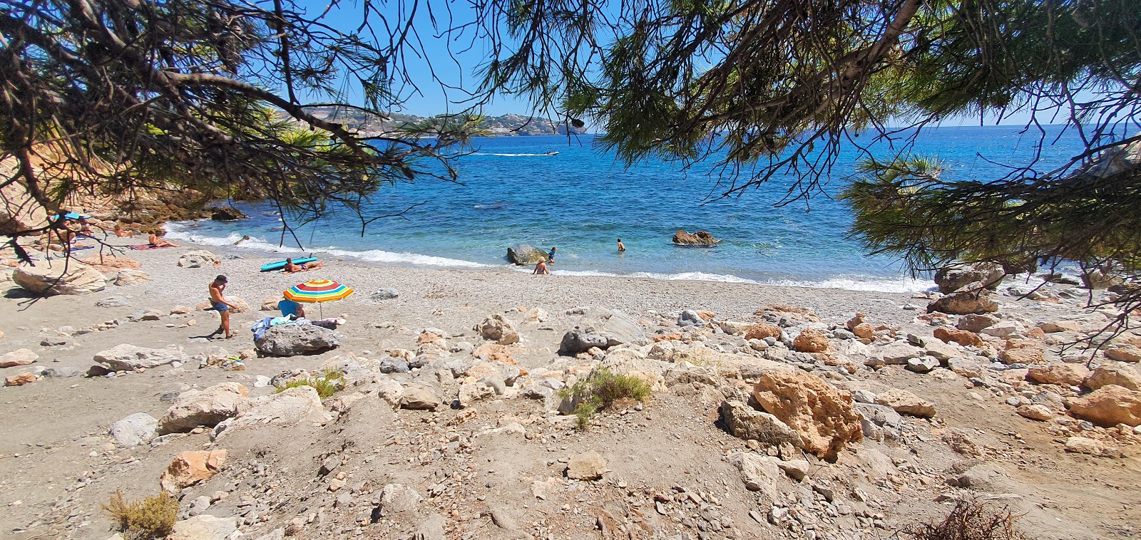 Foto av Playa de Calaiza med turkos rent vatten yta
