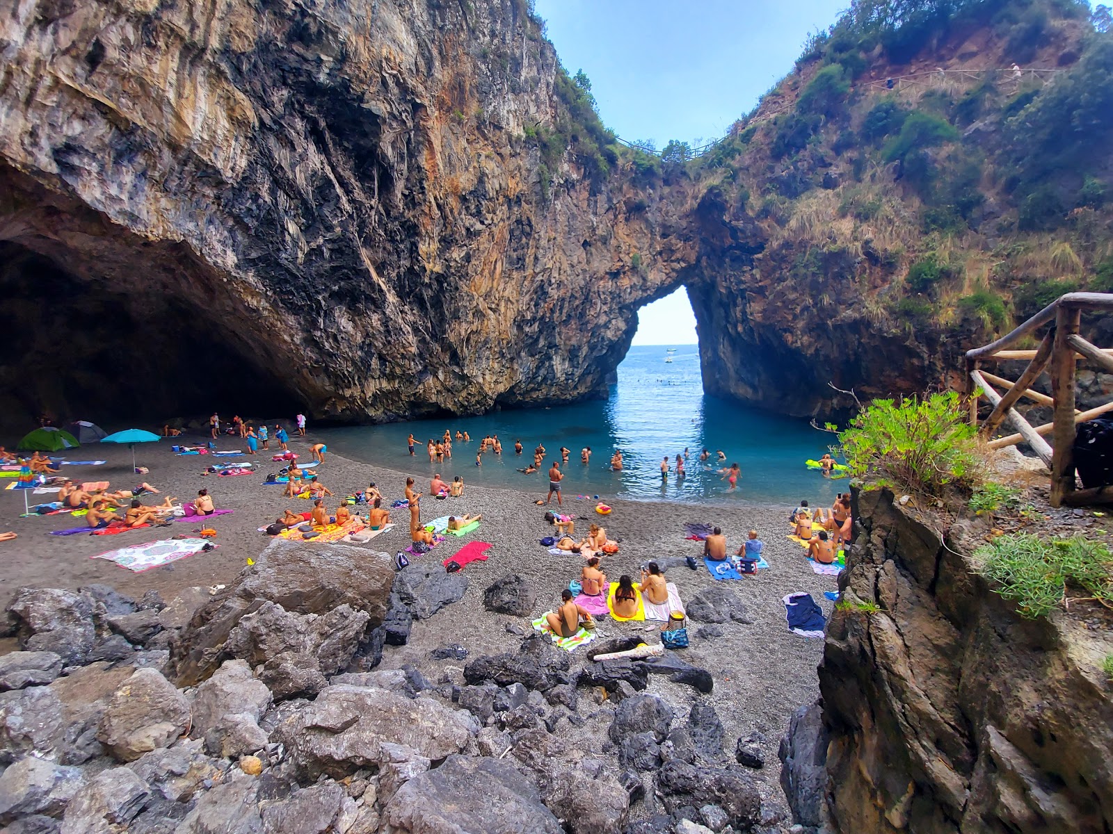 Foto di Spiaggia dell'Arcomagno con una superficie del acqua blu