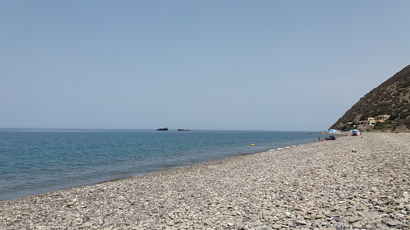 Photo de Plage Sidi Yahya Aarab protégé par des falaises