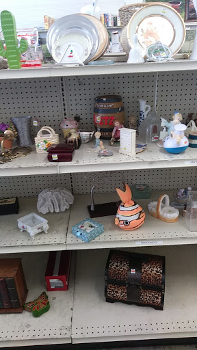 Thrift Store «Avenue Thrift Store», reviews and photos, 927 Minnesota Ave, Kansas City, KS 66101, USA