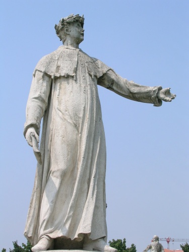 Statua Francesco Petrarca