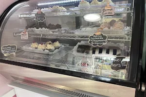 delish bakery image