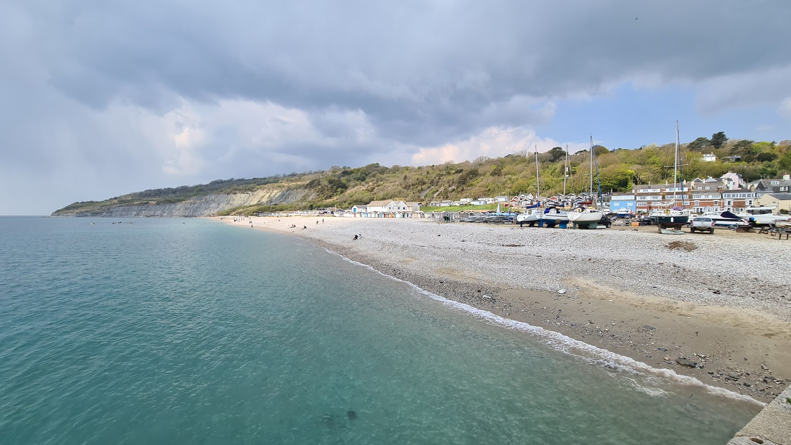 Fotografie cu Monmouth beach cu o suprafață de nisip beige și pietre
