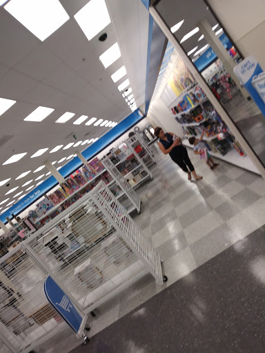 Clothing Store «Ross Dress for Less», reviews and photos, 523 S MacDade Blvd, Holmes, PA 19043, USA