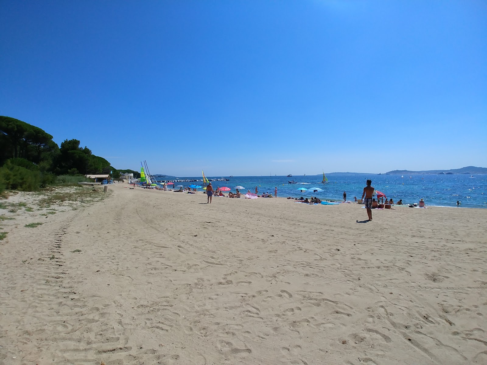 Foto von Plage Du Vieux Moulin mit beiger sand Oberfläche
