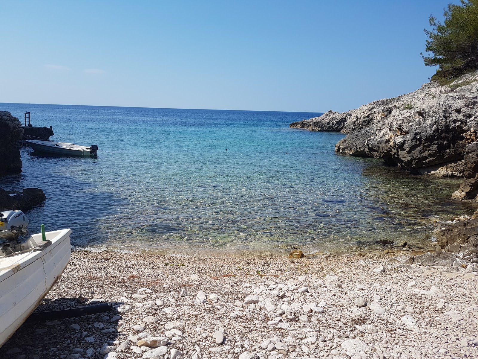 Kavala beach的照片 带有白卵石表面