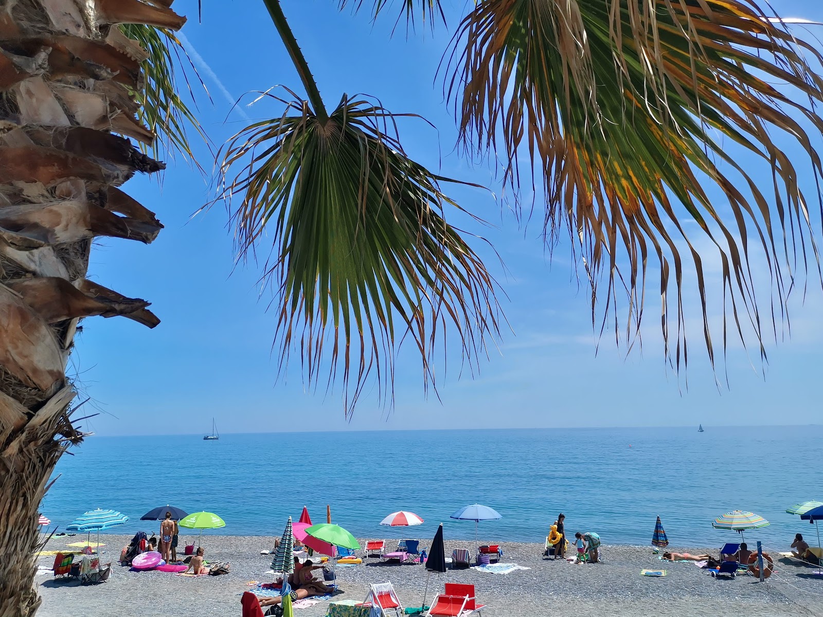 Photo de Spiaggia Pietra Ligure avec rivage droit, long
