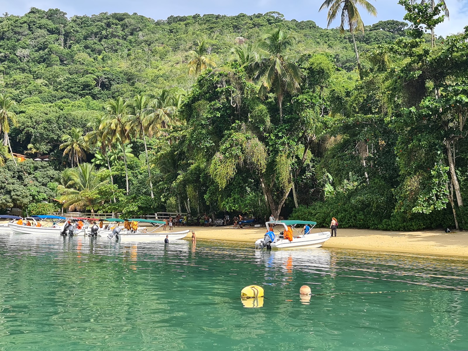 Pouso Beach'in fotoğrafı uçurumlarla desteklenmiş