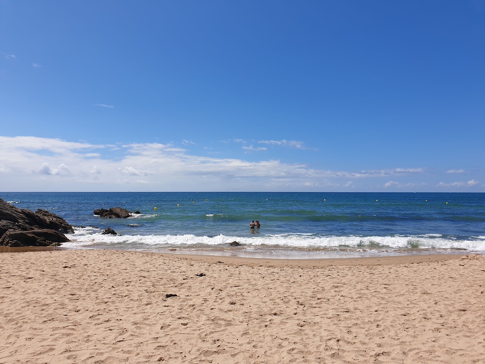 Plage de la Govelle的照片 带有碧绿色纯水表面