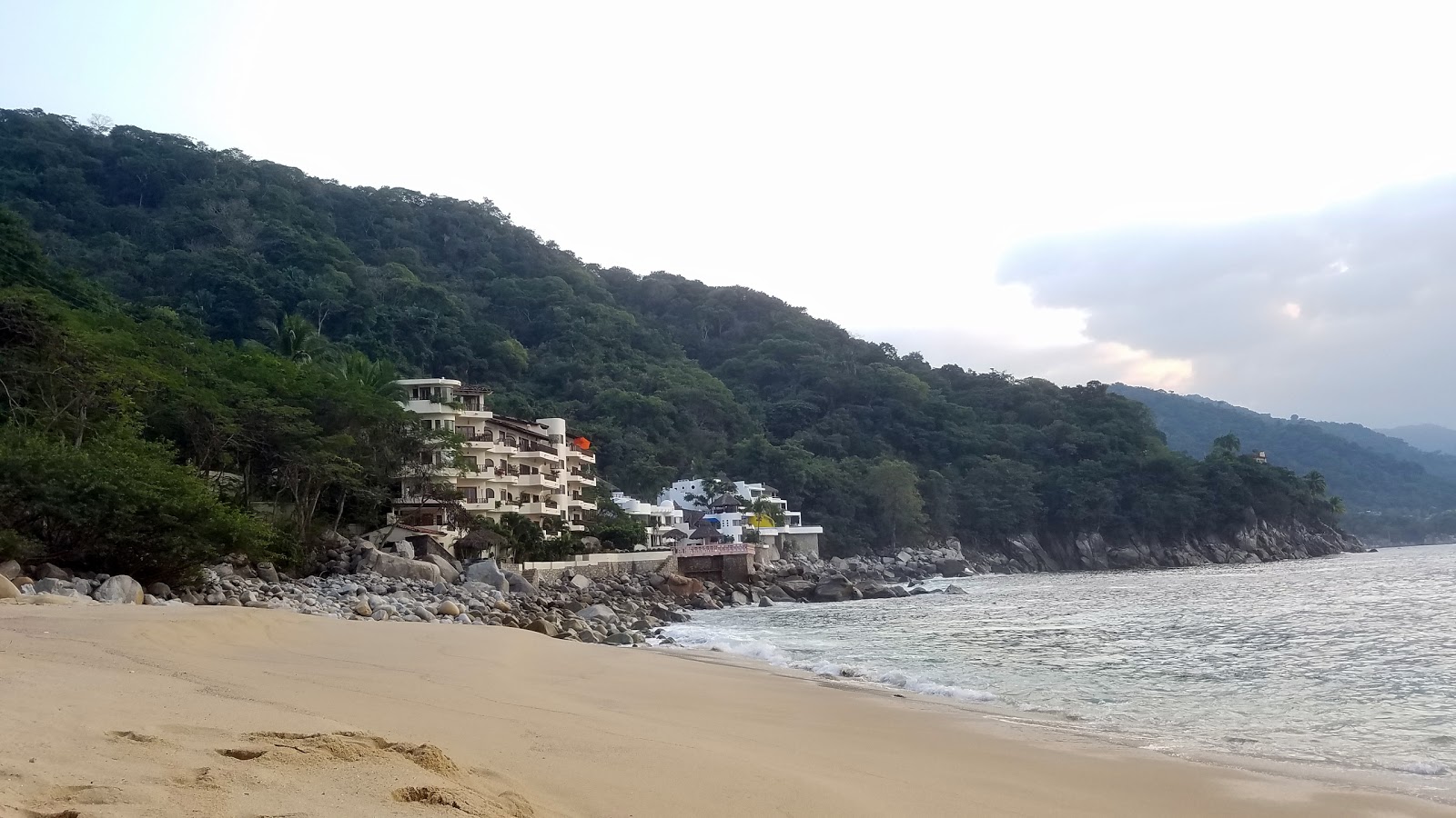 Arcos beach的照片 带有碧绿色纯水表面