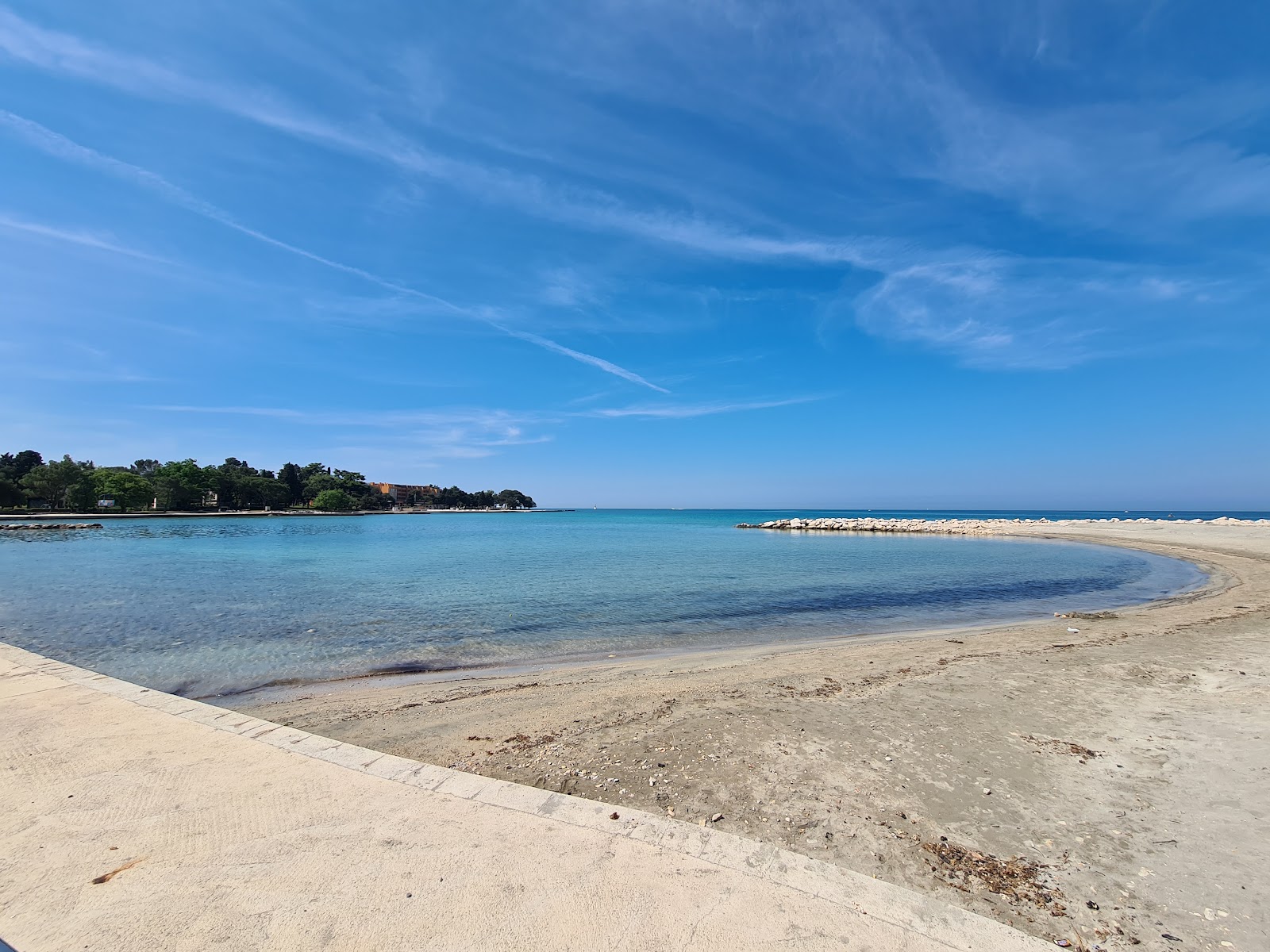 Umag Sand Beach'in fotoğrafı geniş bir kıyı şeridi ile birlikte