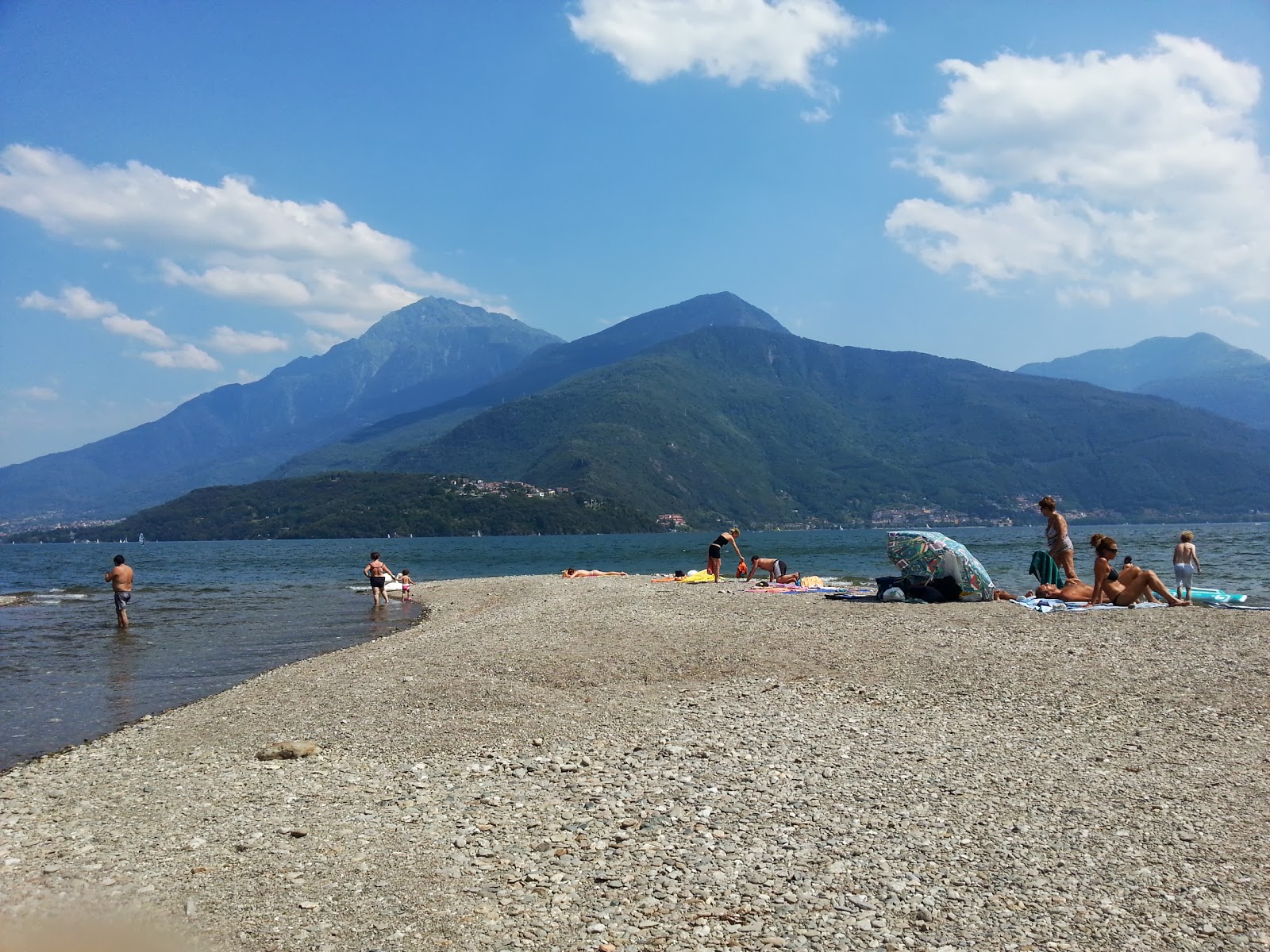 Foto van Spiaggia publica di Dongo met turquoise puur water oppervlakte