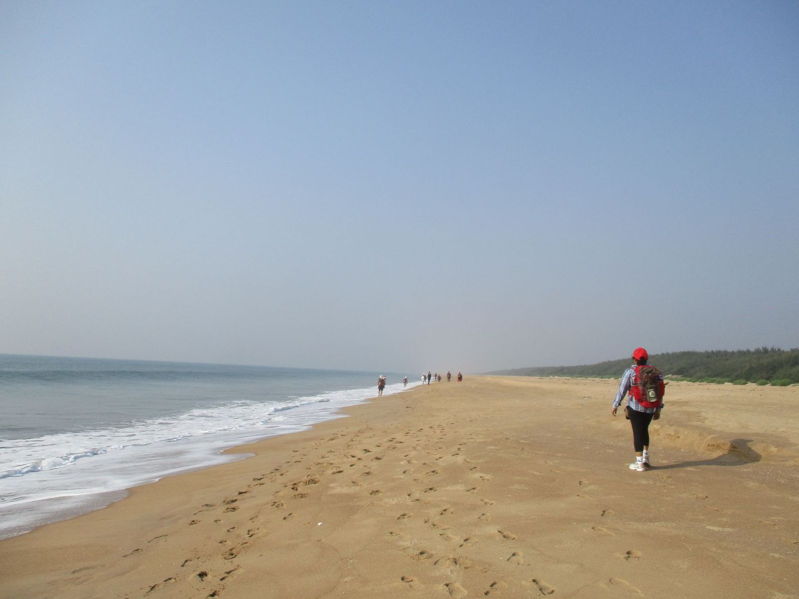 Valokuva Purunabandha Sea Beachista. pinnalla kirkas hiekka:n kanssa