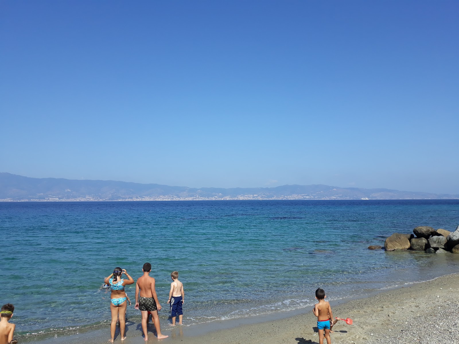 Costa di Pentimele'in fotoğrafı mavi sular yüzey ile