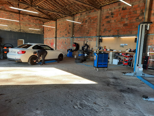 Photo 1 - Garage Bory