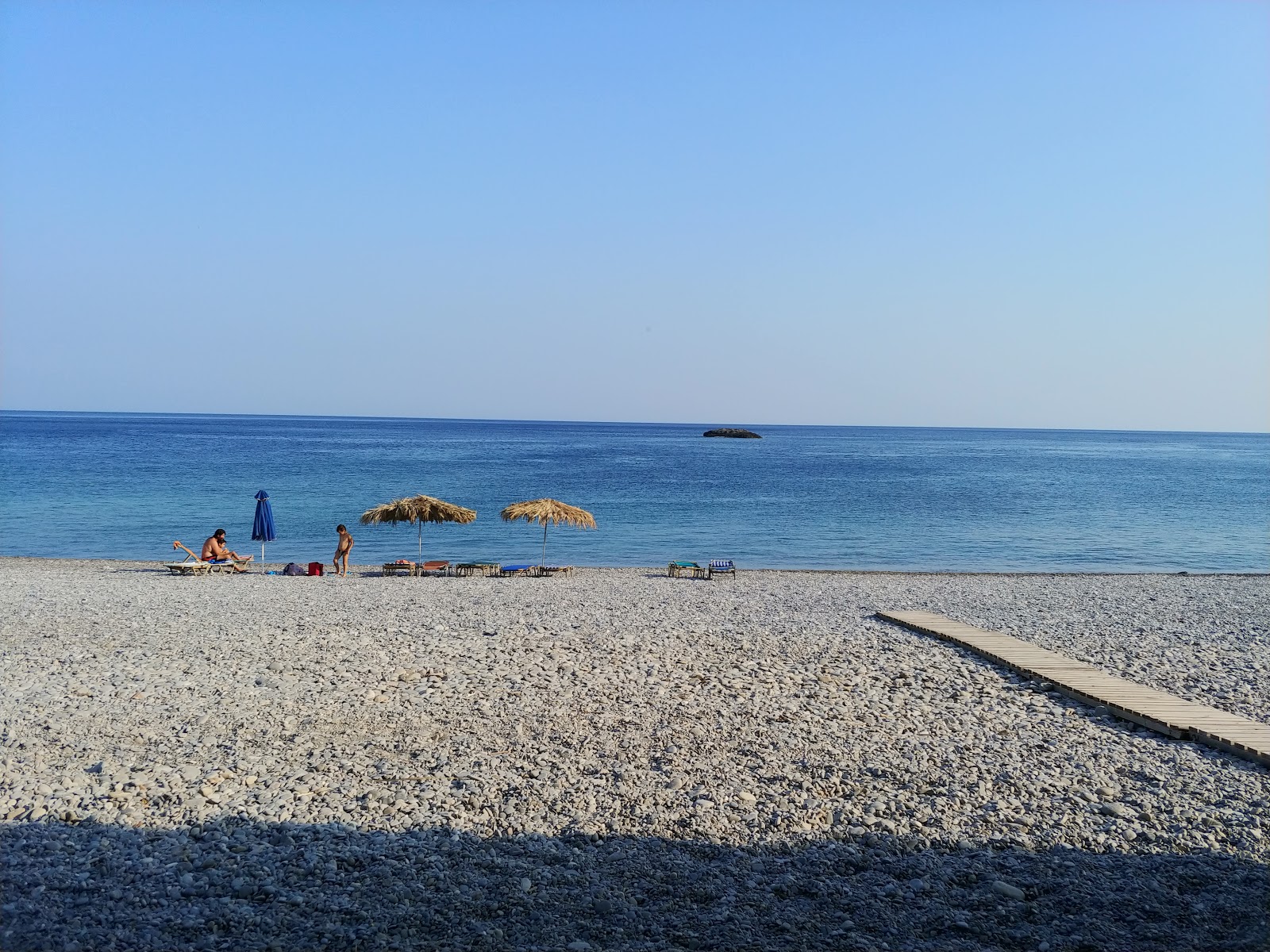 Foto von Krios Beach von Klippen umgeben