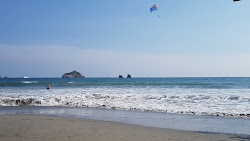 Photo de Playa Espadilla protégé par des falaises