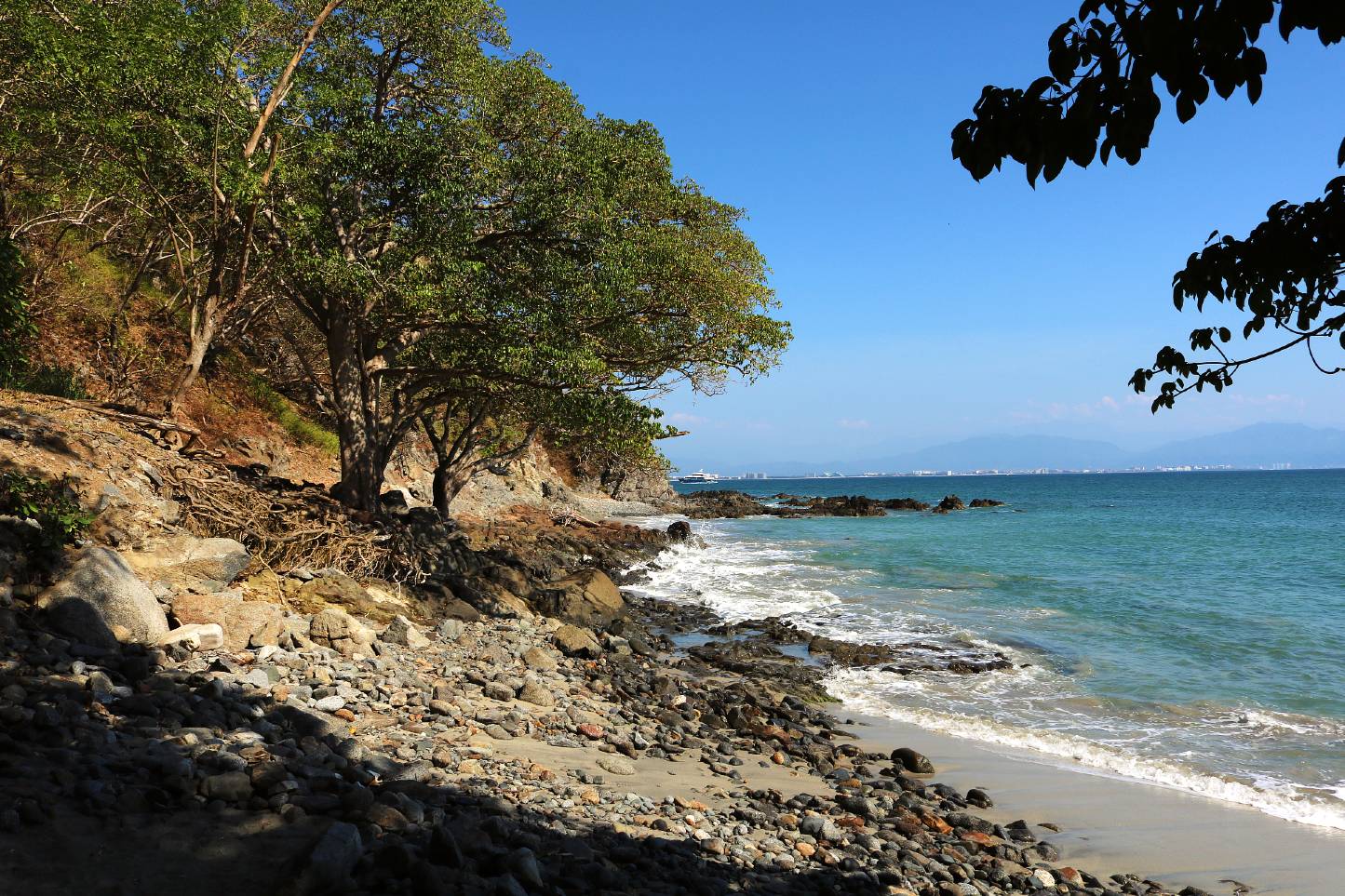 Foto de Einar beach con arena beige y rocas superficie