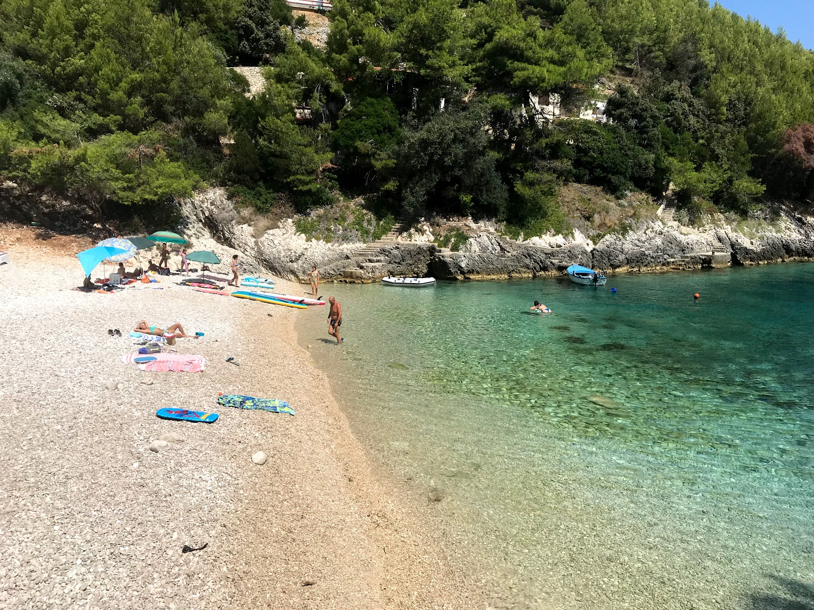 Fotografie cu Bratinja Luka beach cu o suprafață de pietricel alb