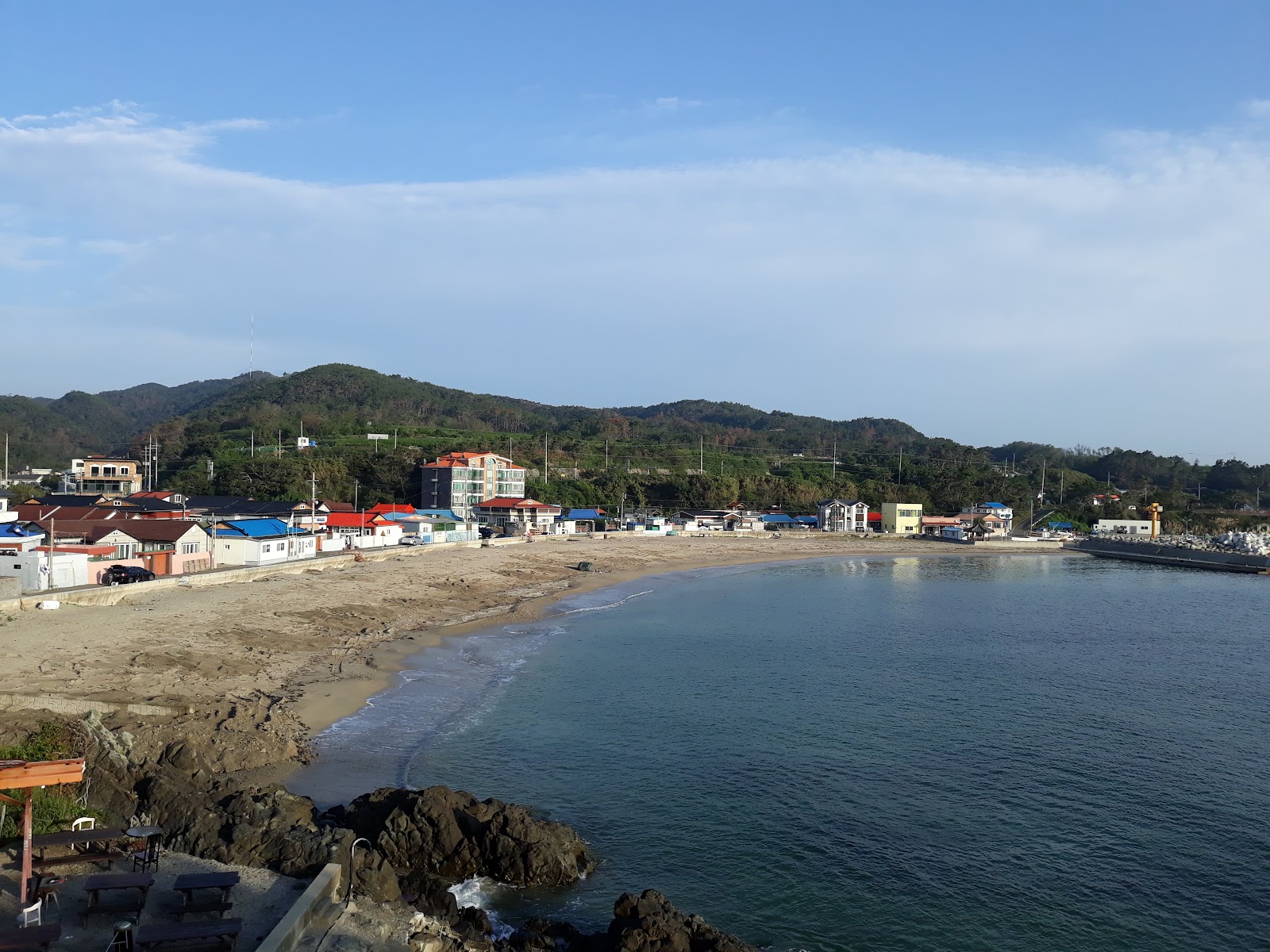 Valokuva Hajeong Sandy Beachista. pinnalla kirkas hiekka:n kanssa