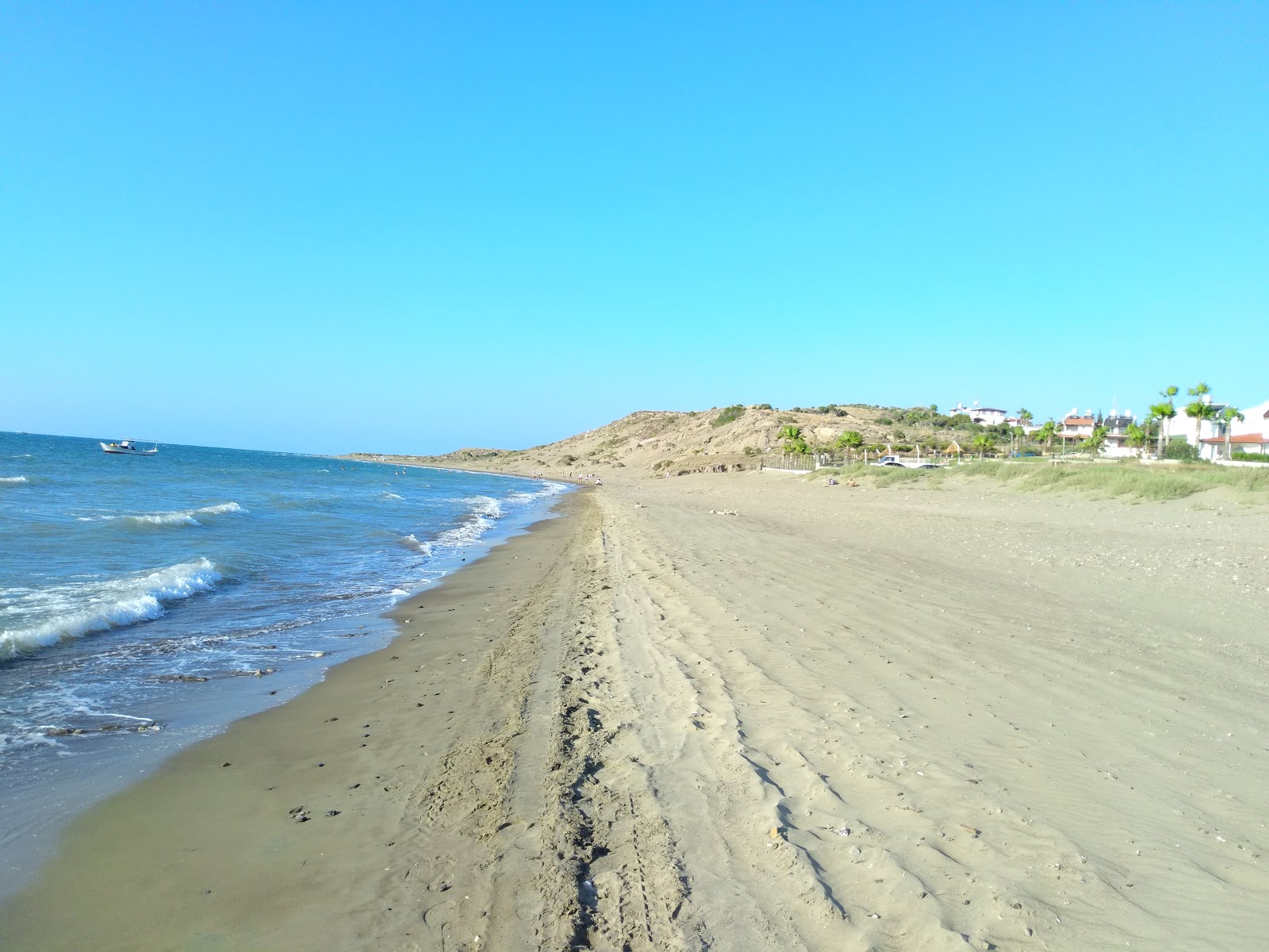 Foto di Arsuz beach con una superficie del sabbia luminosa