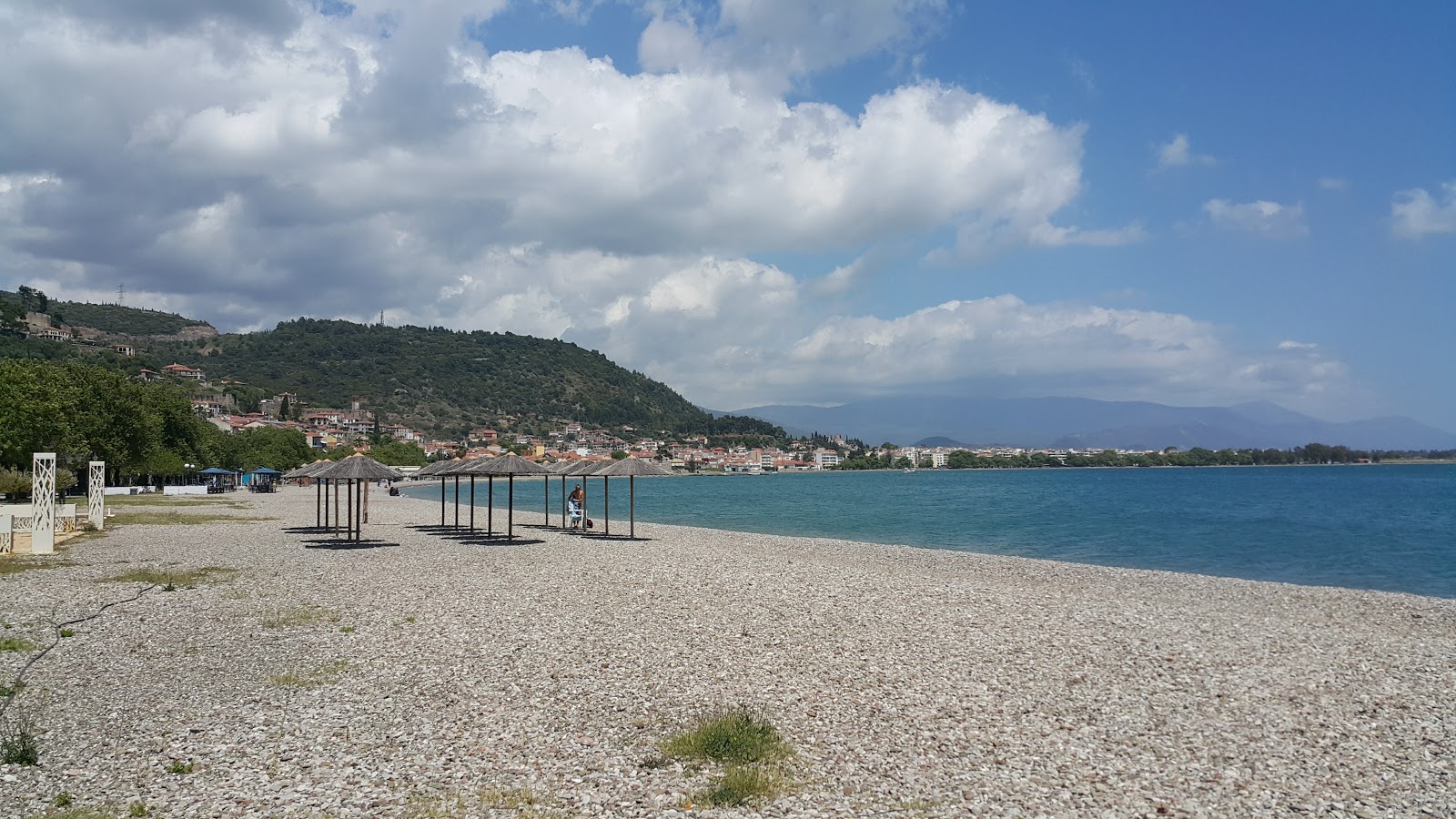 Foto von Nafpaktos psani beach und die siedlung