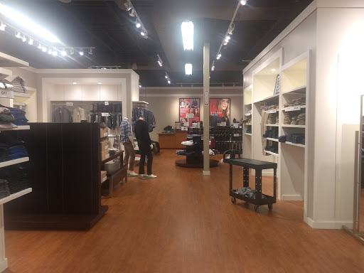 Clothing Store «Banana Republic Factory Store», reviews and photos, 407 N Alafaya Trail, Orlando, FL 32828, USA