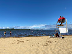 Plage du Lac de Leon'in fotoğrafı geniş bir kıyı şeridi ile birlikte